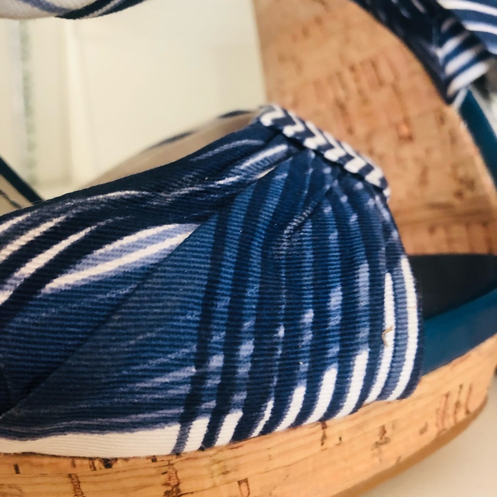 Nine West Platform Sandal with blue and white cloth design. Size 6.5 - Picture 12 of 12
